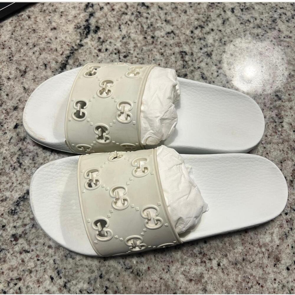Gucci Rubber GG Monogram Slide Sandals in white rubber, water-resistant, size 8 - Picture 3 of 9
